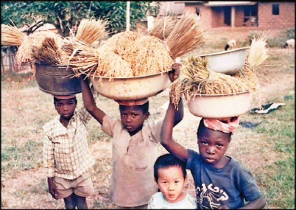 江榮義的兒子（右二）在賴比瑞亞出生、成長。