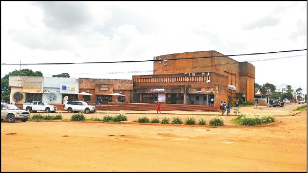 利青加市中心唯一的娛樂場所──戲院與餐廳。