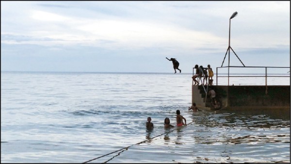 日落的尼亞薩湖邊，玩耍的居民。
