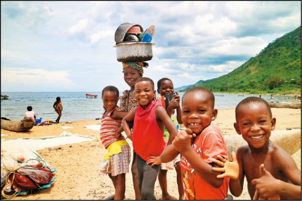尼亞薩湖邊玩樂的孩童。