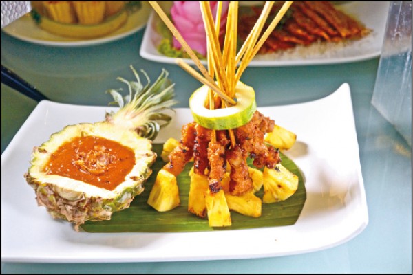 娘惹沙嗲，肉串蘸醬料品嘗又是不同美味。