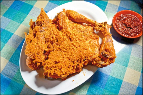很多地方有各式不同的炸雞料理，Ayam Goreng Suharti是印尼日惹的人氣炸雞餐廳。
