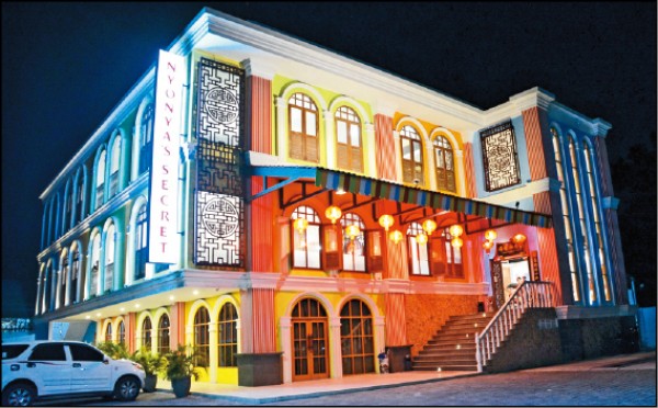 娘惹私房菜以娘惹料理為主，餐廳外觀融合東西方建築風格，