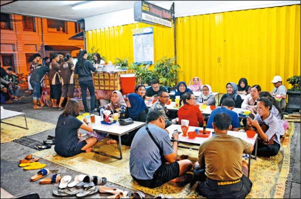 日惹市區的Malioboro大街旁有不少小吃攤位，在地人席地而坐品嘗美食。