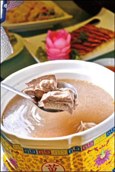 娘惹肉骨茶料理中加入香料、胡椒等，增添辛香風味。