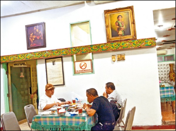 Ayam Goreng Suharti炸雞餐廳店內牆上掛有不少店家女主人的照片。