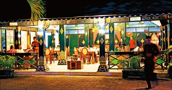 日惹現任蘇丹10世的弟弟所開設的Bale Raos Kraton餐廳，旅人有機會一嘗蘇丹喜愛的料理佳餚。