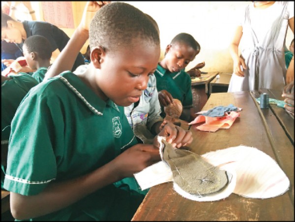 正在學習縫製布衛生棉的女學生。