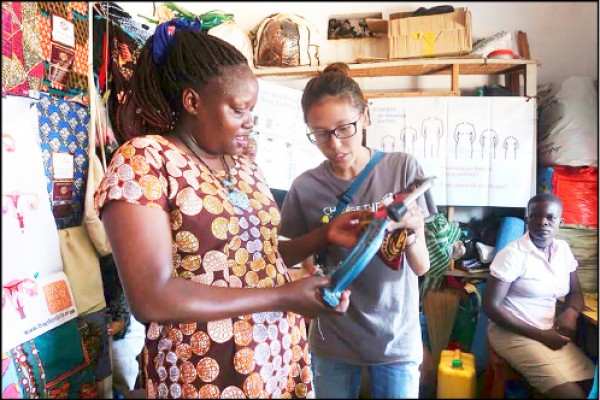 今年25歲的楊怡庭，念大四時就到專門幫助非洲國家的台灣非營利組織當志工。