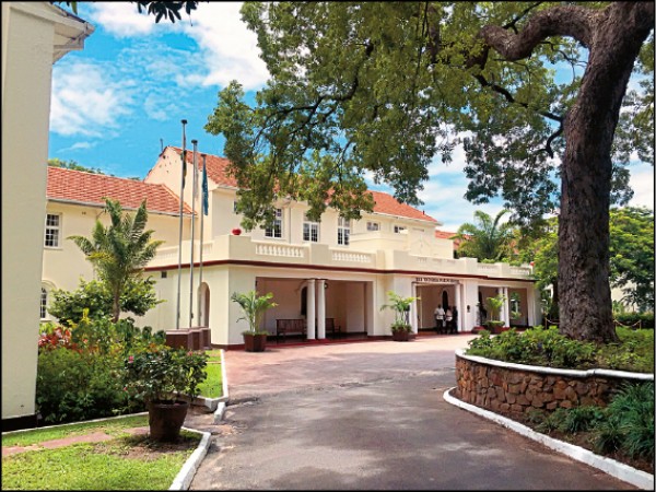 維多利亞瀑布飯店具有英國殖民風格，亦是世界傑出飯店的成員。