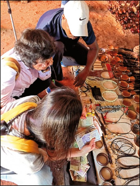 在市集中與攤販殺價買鈔票，攤販隨意開價並無市場行情。