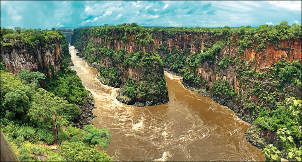 Lookout Café有最棒的角度欣賞鐵路橋，以及分開辛巴威與尚比亞的U型峽谷。