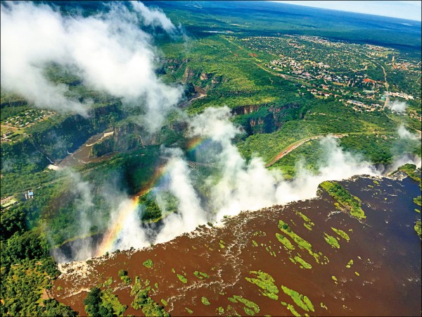 維多利亞瀑布的水氣可以上衝300公尺。