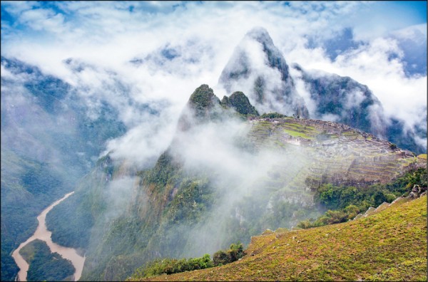 馬丘比丘在崇山峻嶺中遺世獨立，烏魯班巴河在山下拐個大彎。
