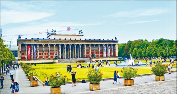 舊博物館古典優雅的建築與館前廣闊的花園、噴泉，還有比鄰的柏林大教堂，交繪出一幅引人入勝的美景。