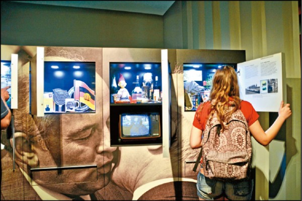 東德博物館館內展出的箱子、抽屜、衣櫥等，遊客大多可打開翻看，參觀時不感枯燥乏味。