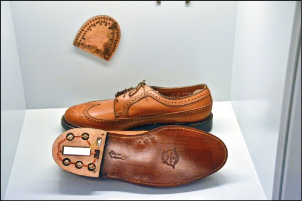 德國間諜博物館展覽眾多間諜使用的設備與裝置，如裝設在鞋底的竊聽器。