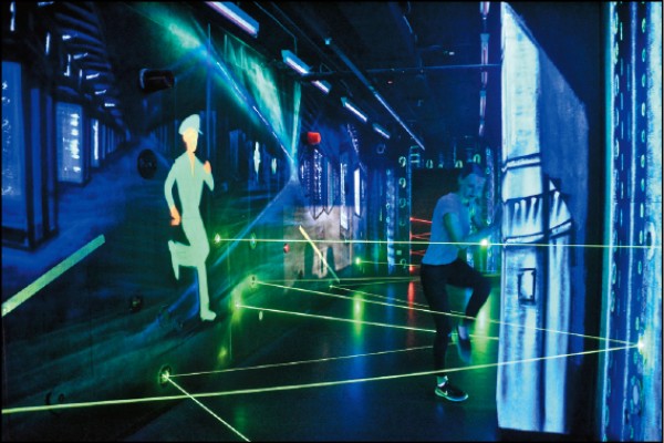 德國間諜博物館內的雷射遊戲，闖關者閃避雷射光就像是情報電影中的情境一樣，有趣又好玩。