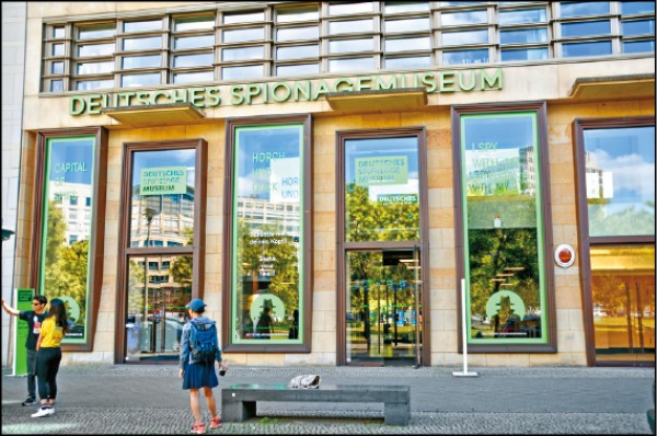德國間諜博物館館外身穿風衣、頭戴帽的間諜圖案，讓人尚未入內參觀就有間諜Fu。