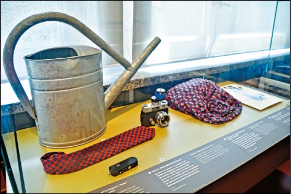 史塔西博物館內展示不少昔日史塔西所使用的各式情報設備，像是隱藏在不同器具中的照相機。