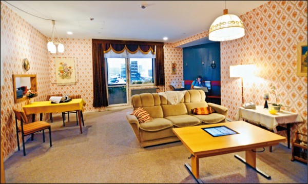 東德博物館館內展示東德人民的家庭公寓，公寓內有客廳、廚房、廁所、臥室、孩童房等，參觀時好似進入東德民眾家中。