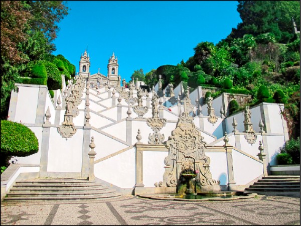 位於布拉加的耶穌山聖所，充滿宗教寓意的Z字形階梯。