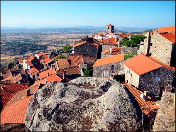 深居內陸的蒙桑圖，倚著山坡而建的石屋聚落。