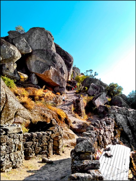 通往蒙桑圖城堡的路上。