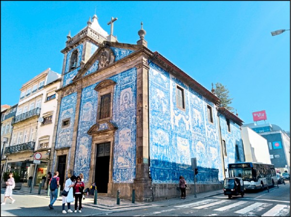 Almas教堂位於波爾圖熱鬧的購物大街上，外觀是經典的藍白色彩繪瓷磚。