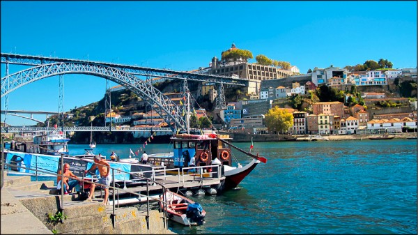 在波爾圖的Ribeira岸邊欣賞路易士一世橋，上方供地鐵行駛，下方供一般車輛使用。