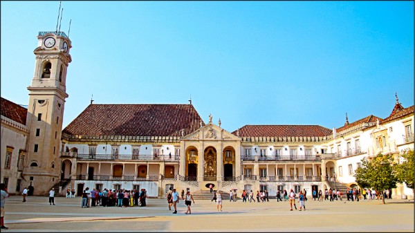 科英布拉大學居高臨下擁有寬闊視野，左邊的鐘塔有個響亮的「山羊」稱號。