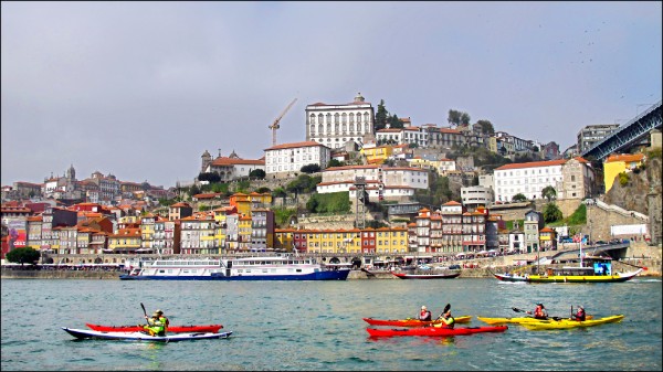 站在Douro河邊遙望Ribeira區。