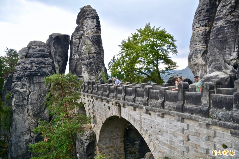 著名的巴斯泰石橋，位於懸崖頂端，拱橋與石林幾乎是融合為一體。（記者莊士賢攝）