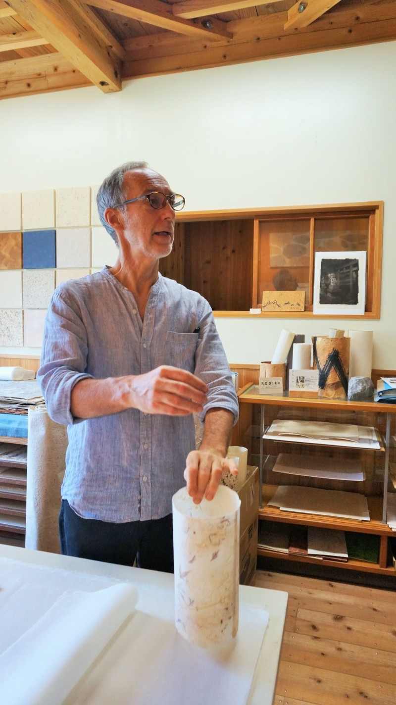 高知和紙達人Rogier侃侃而談和紙的奧妙。（榮青攝）