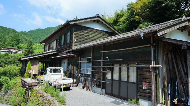 Kamikoya和紙工坊與民宿位於四國喀斯特的中腹、標高650公尺處的幽靜山林中。（榮青攝）