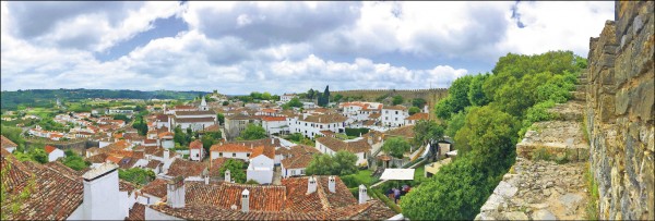 城牆下的歐比多斯小鎮。