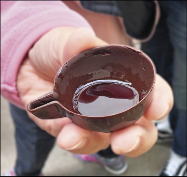 盛裝在巧克力杯的酸櫻桃酒，歐比多斯特有的趣味喝法。