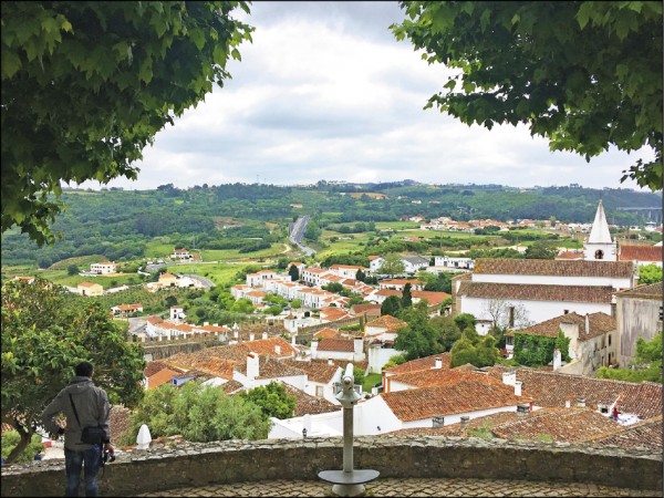 歐比多斯白牆紅瓦房，是皇后伊莎貝爾很喜歡的美麗小城。