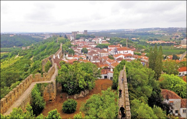 呈現南北走向狹長三角形的歐比多斯小鎮。