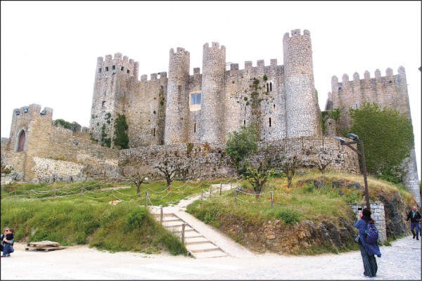 氣勢磅礡的歐比多斯城堡，現在是國營旅館。