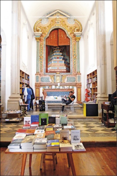 皇室度假做禮拜的聖詹姆士教堂，現在成為販售書籍的特色書店。