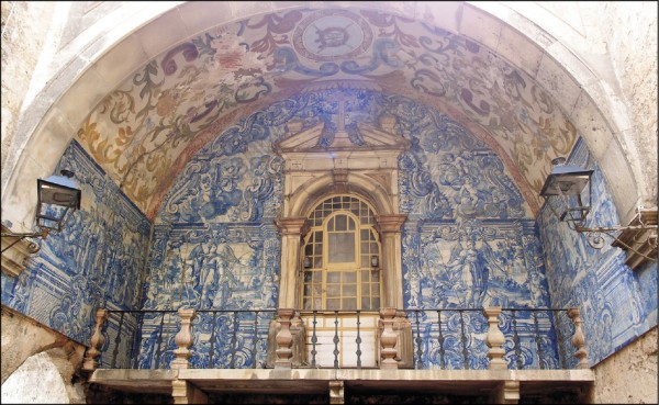 拱門內藍白磁磚彩繪的陽台小教堂。