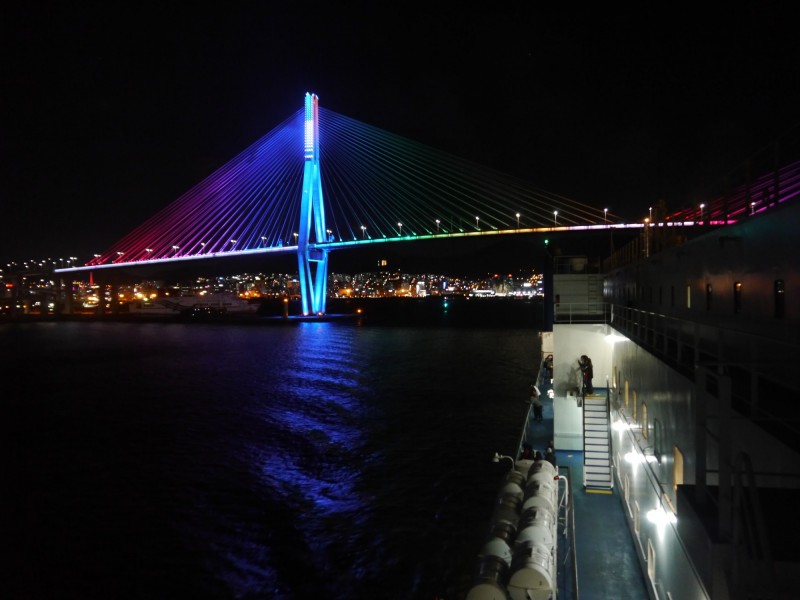 新山茶花號駛離釜山港之際，是拍攝廣安大橋夜景最佳時機。（陶德攝）