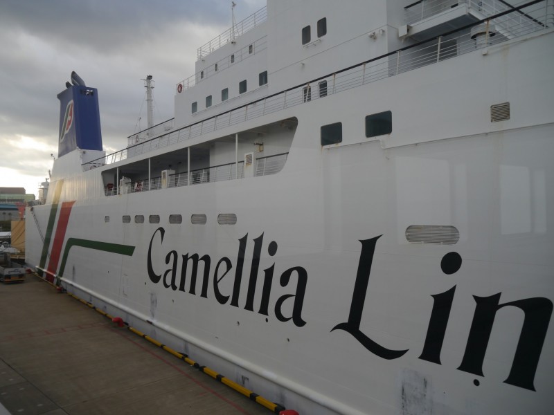 新山茶花號是固定往返釜山與福岡之間的客輪，船艙附設客房與餐廳，設備舒適。（陶德攝）