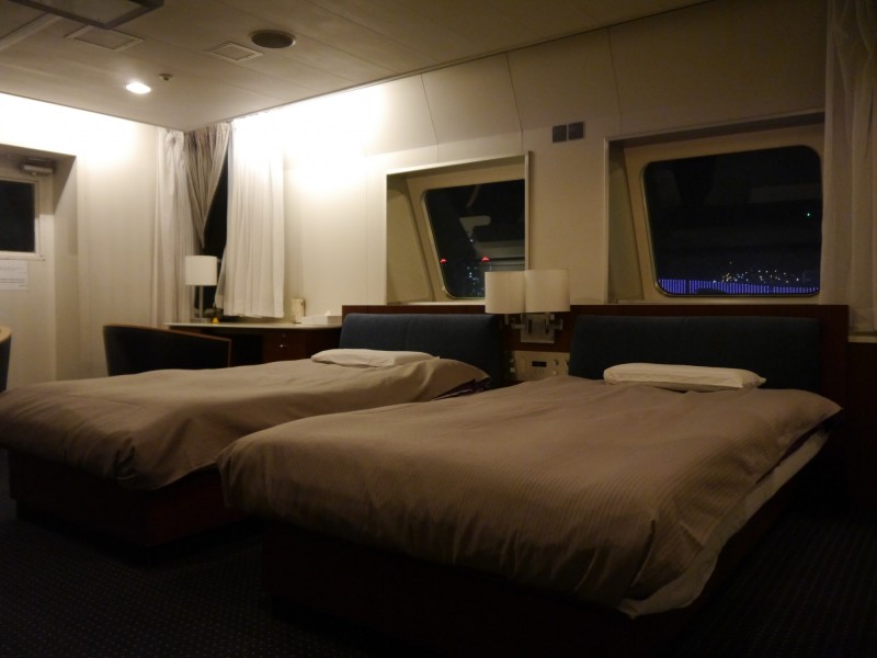 新山茶花號豪華雙人客房，可從房窗欣賞船外海景。（陶德攝）