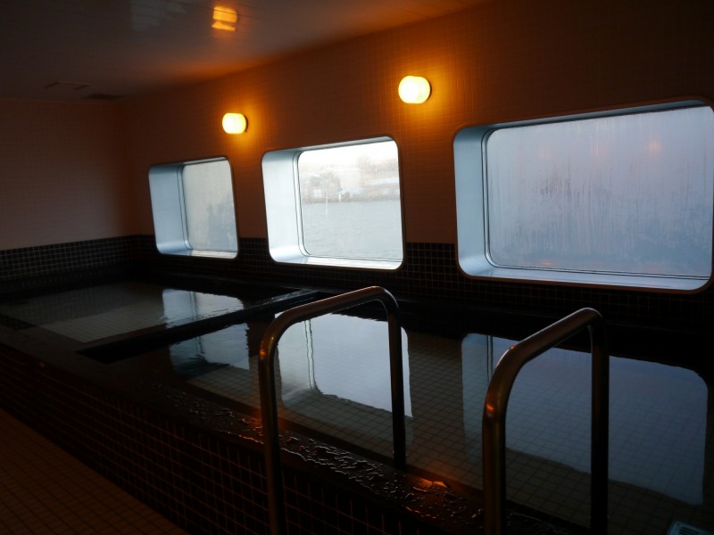 新山茶花號客輪附設海景浴場，可在船上泡湯賞海景。（陶德攝）