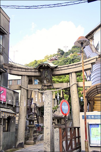 出現在《跳躍吧！時空少女》中的艮神社，是尾道最古老的神社。