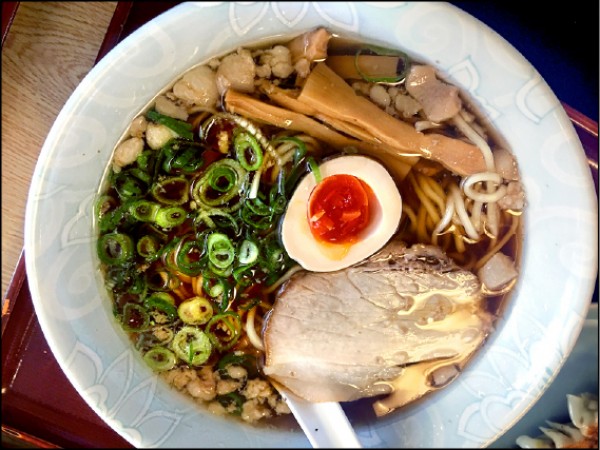 尾道拉麵看來色澤深沉，其實味道很清爽。