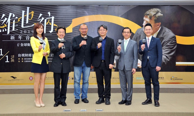 《維也納新年音樂會》轉播記者會。左起主播鄔凱雯、大提琴家張正傑、衛武營國家藝術文化中心藝術總監簡文彬、故宮南院處長彭子程、台視副總經理謝陳齊、主播郭于中。（台視提供）