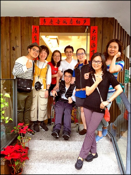 店內客人和店員、店主都像一家人。（王雪芬提供）